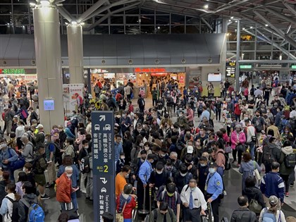 東南水泥施工意外釀電塔倒塌 高鐵延誤、車站擠滿人[影]