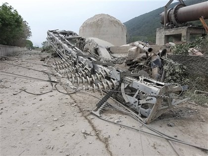 東南水泥施工撞倒電塔 高雄楠梓電壓驟降、高鐵左營站受波及[影]