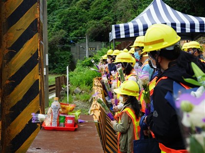 太魯閣事故週年 罹難者家屬至事故現場憑弔[影]
