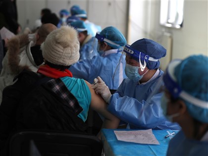 憂大量染疫亡  中國威逼利誘推高老人疫苗接種率