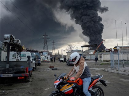 俄飛彈毀烏克蘭煉油廠 馬立波持續嘗試撤離平民