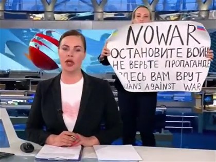 俄國營電視台女編輯闖影棚反戰後辭職 獲德媒網羅