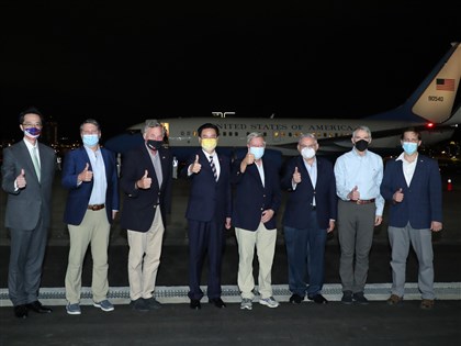 美參議院外委會主席搭空軍專機抵台 蔡總統15日接見