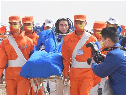 中國神舟十三號返回地球 3名太空人安全出艙
