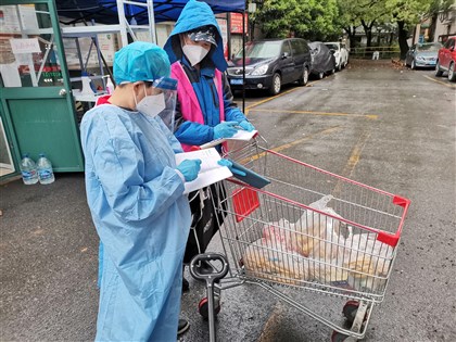 搶菜團購到以物易物 疫情下上海人的生存之道