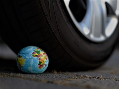 氣候變遷因應法修正草案  2050年淨零排放、分階段徵收碳費