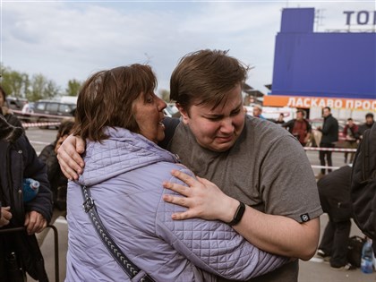 亞速鋼鐵廠倖存逾百平民撤離 熬過苦難淚擁親人