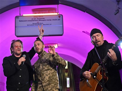 U2主唱波諾在基輔地鐵開唱 讚烏克蘭為自由而戰[影]