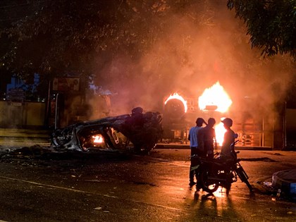 斯里蘭卡動亂總理下台倉皇撤離 看懂街頭民眾為何怒吼