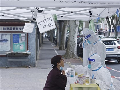 中國核酸檢測員行業搶手 日薪近9千元卻一人難求