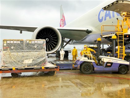 自購首批輝瑞BNT兒童疫苗到貨 約77.76萬劑抵台[影]