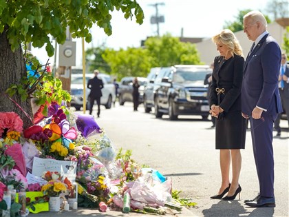 拜登赴水牛城悼槍案死者 痛批白人至上主義是毒藥[影]