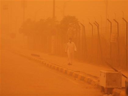 伊拉克一個多月內9次沙塵暴 機場關閉千人送醫