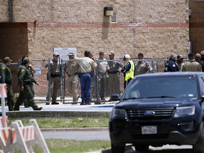 德州槍擊案目擊者：警察到現場卻遲遲不進校園