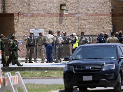 德州學童遇槍擊打數通電話求助無門 警承認誤判致延遲一小時攻堅