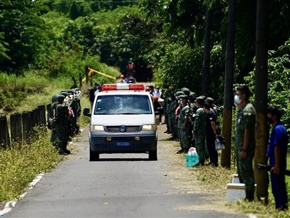 徐大鈞遺體移往殯儀館 官兵列隊敬禮致哀送行