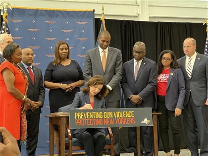 水牛城槍擊案教訓 紐約州將購槍年齡提高至21歲[影]