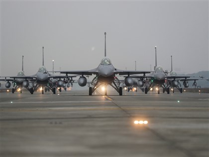 6架駐美F-16返台升級 國軍4飛官隨隊飛抵花蓮基地