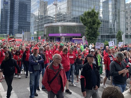 比利時7萬勞工湧入首都示威 抗議政府抗通膨不力[影]