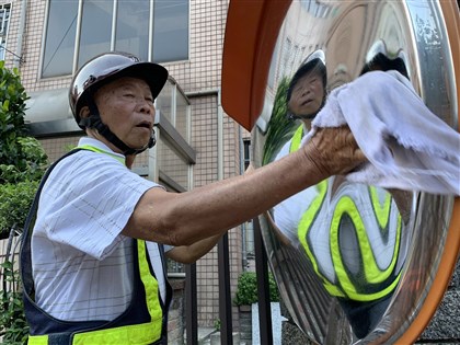 張秀雄病逝享壽80歲 擦亮逾10萬面反光鏡守護用路人[影]