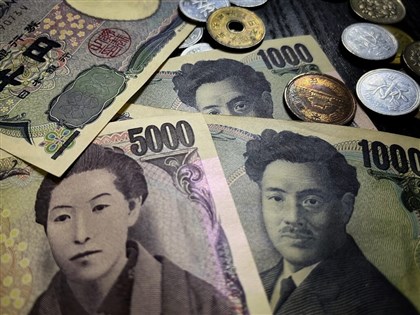 日圓盤中探0.2217元續逾25年新低 5萬台幣多換2.49萬日圓