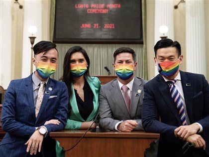 「政治是性平戰場」 加州跨世代LGBT議員揚起彩虹旗[影]