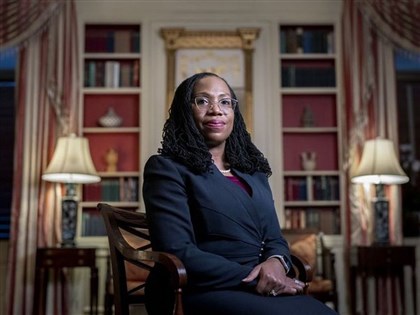 傑克森宣誓就職 成為美國首位非裔女大法官[影]