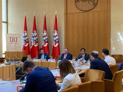 駐立陶宛代表黃鈞耀演說逾10國歐洲議員出席 立陶宛副外長同台