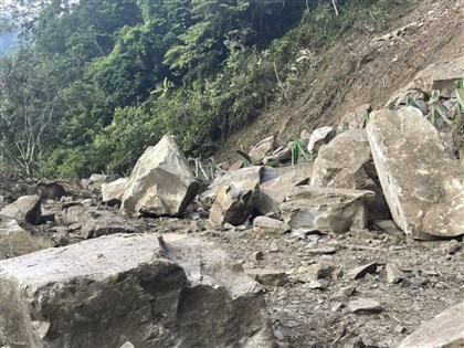 苗21線神仙谷坍方300遊客受困 癌婦送醫耗時繞道不治