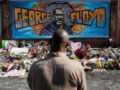 以膝壓頸殺害非裔男子佛洛伊德 美前員警蕭文聯邦控罪遭判21年