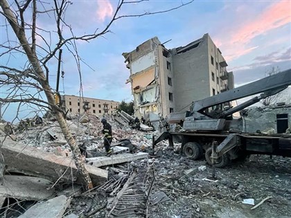 烏克蘭頓內茨克公寓遭攻擊倒塌 已知15死20多人受困