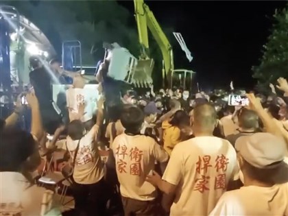 坤輿掩埋場試運轉抗爭爆流血衝突 警民8人送醫[影]