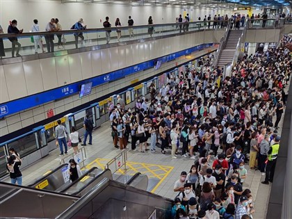 台北捷運板南線府中及江子翠站接連異常 列車班距調整