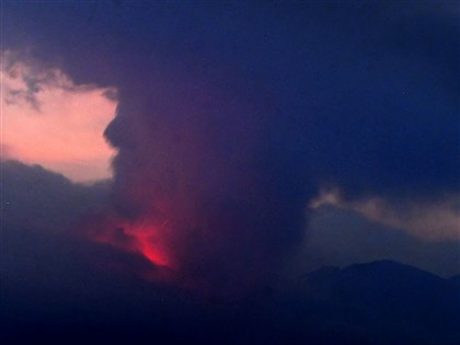 日本九州櫻島火山噴發 當局籲居民疏散尚未傳災情