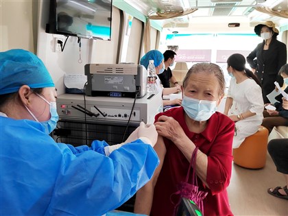 中國頻傳基層幹部威脅老人 不打疫苗別領退休金