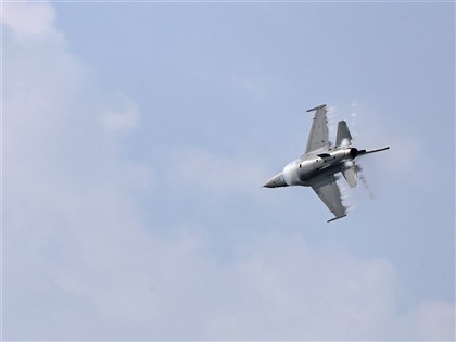 F-16故障迫降夏威夷 修復飛抵花蓮佳山基地