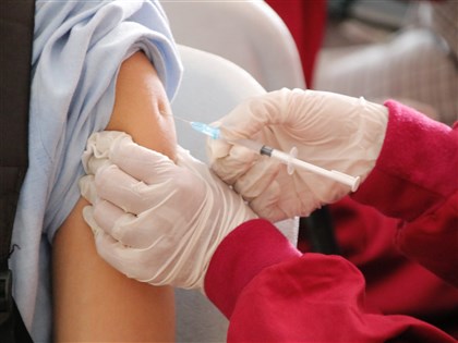 印度馬德雅省學校打COVID-19疫苗 同支針筒注射30人