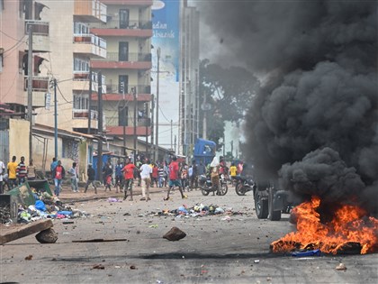 幾內亞反軍政府示威 民眾設路障丟石塊癱瘓首都[影]