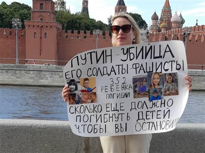 持反戰標語闖直播轟動國際 俄編輯克宮前示威遭起訴[影]