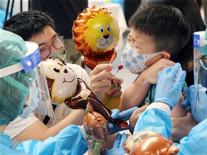 輝瑞嬰幼兒疫苗127萬劑抵台 8/27起配送陸續開打