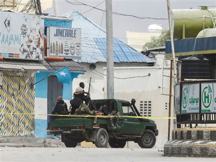 武裝分子攻擊索馬利亞飯店至少12死 政府軍反擊