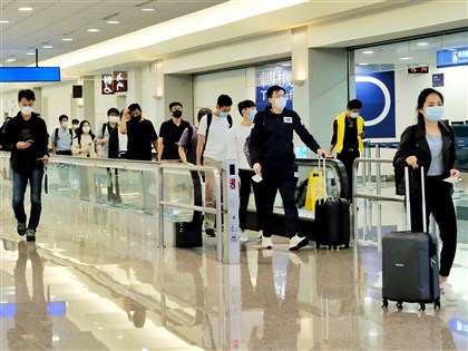 增1起BA.5接機感染 入境總量放寬為每週5萬人