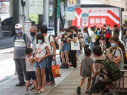 8/23本土2萬6095例 增16死、28例中重症[影]
