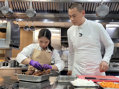 小廚神朱如茵見偶像江振誠切磋學做牛肉麵 笑稱保密獨門配方[影]