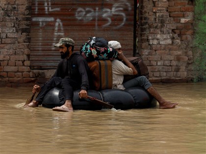 巴基斯坦洪患3000萬人受災 北部橋斷數萬人逃難