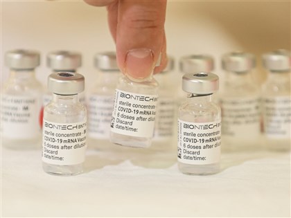 BNT成人疫苗逾60萬劑抵台 優先供青少年打追加劑