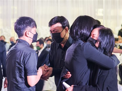 余苑綺追思會 余天李亞萍白髮人送黑髮人哭腫雙眼