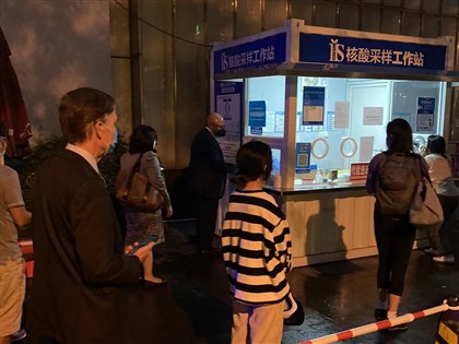 美國大使在上海排隊做核酸 照片引發瘋傳熱議