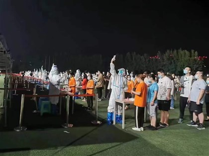 中國成都核酸系統崩潰 民眾冒雨排隊數小時做不到