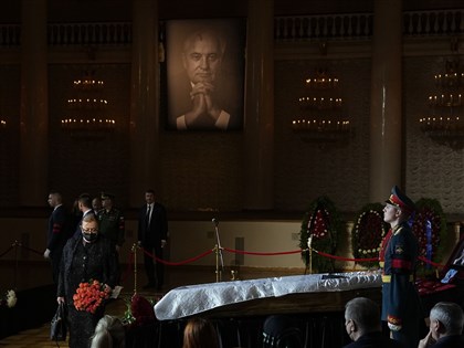 戈巴契夫告別式低調 民眾瞻仰遺容獻花悼念